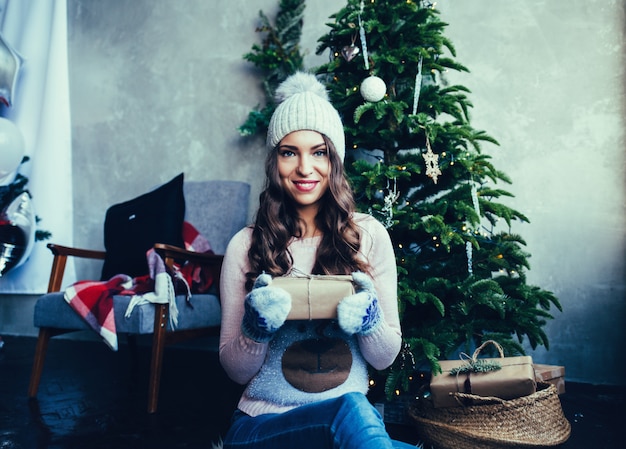 Frau, die Geschenkbox hält.