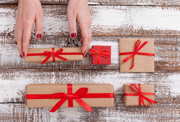 Frau, die Geschenkboxen mit Band hält