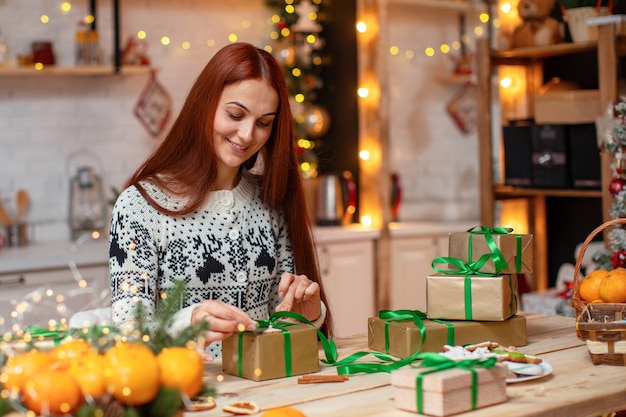 Frau, die Geschenke zu Hause packt