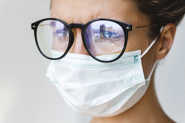 Frau, die Gesichtsmaske wegen Luftqualität oder Virusepidemie trägt