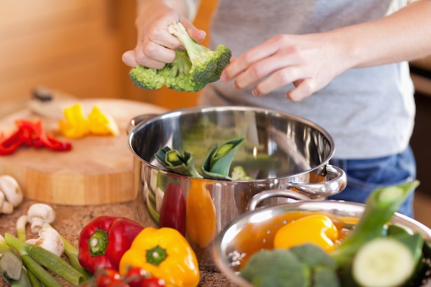 Frau, die gesundes Abendessen vorbereitet