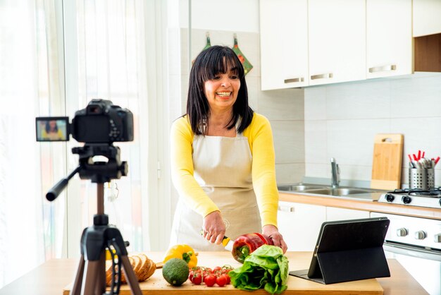 Frau, die gesundes Essen in der Küche kocht