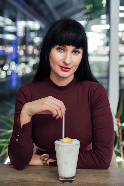 Frau, die Getränke rührt Foto
