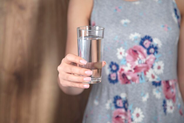 Frau, die Glas Wasser hält