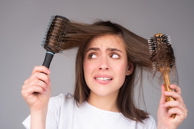 Frau, die Haare verliert Haarausfallproblem Kahlheit