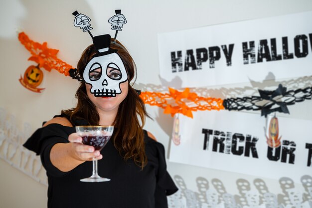 Foto frau, die halloween-party feiert