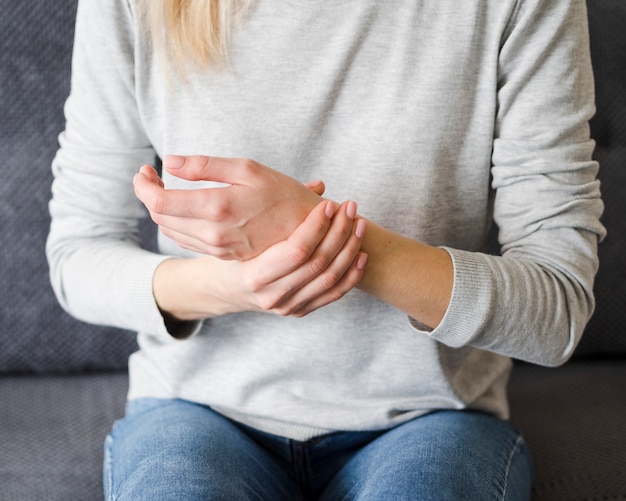 Foto frau, die handgelenksschmerzen erfährt