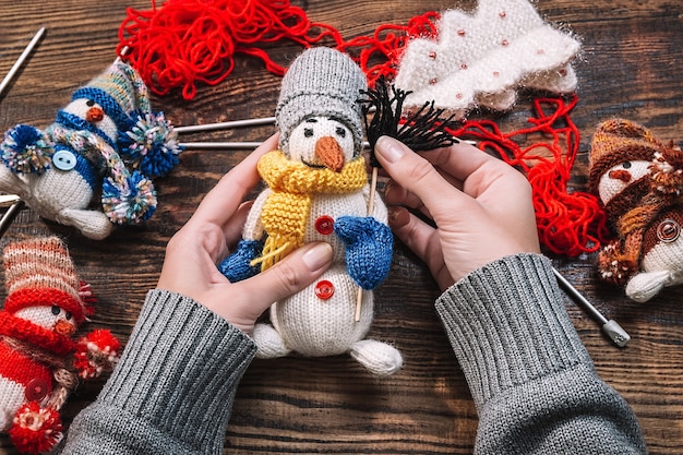 Frau, die handgemachtes Weihnachtsspielzeug macht