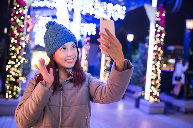 Frau, die Handy verwendet, um Foto zu machen