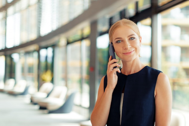 Frau, die Handy verwendet