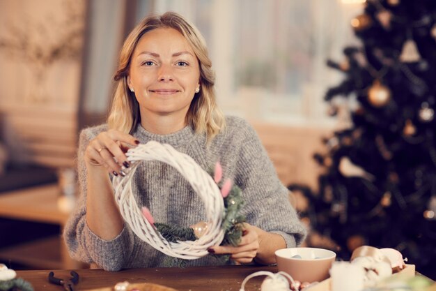 Frau, die Haus auf Chrtmas verziert