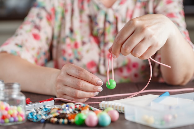 Frau, die Heimwerkerkunst macht