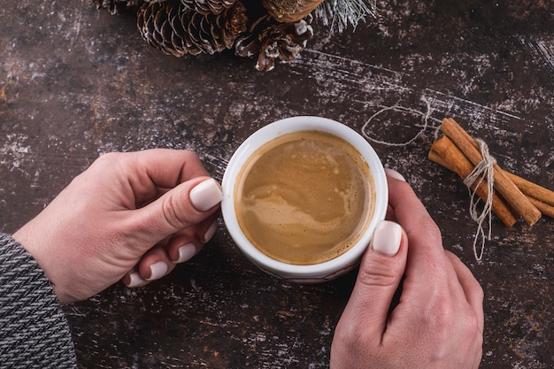 Frau, die heißen Tasse Kaffee hält. Ansicht von oben