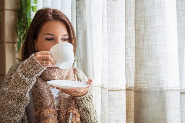 Frau, die heißen Tee während des Winters trinkt