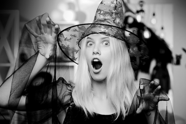 Frau, die Hexenhut für Halloween trägt