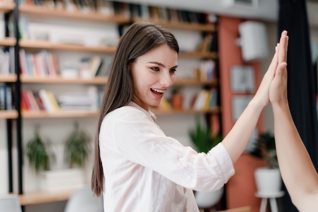 Frau, die Hoch fünf im Büro gibt