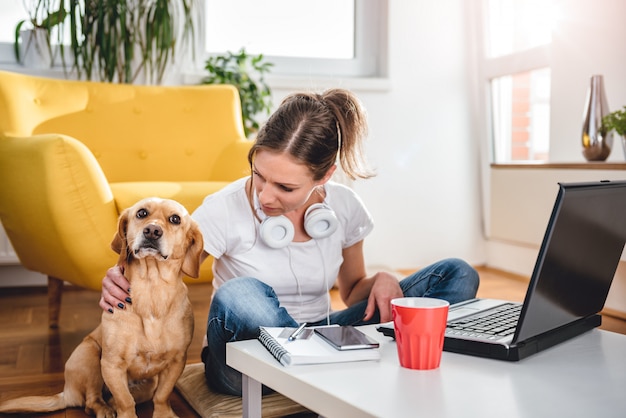 Frau, die Hund streicht