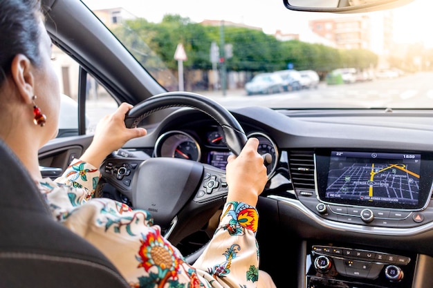 Frau, die ihr neues Auto fährt Konzept des Kaufs eines Autos