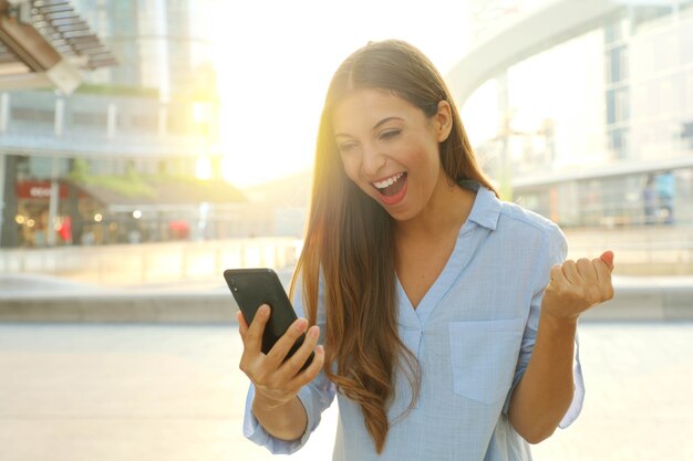 Frau, die ihr Smartphone im Freien benutzt