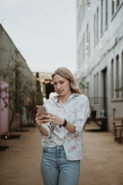 Frau, die ihr Telefon in der Gasse benutzt