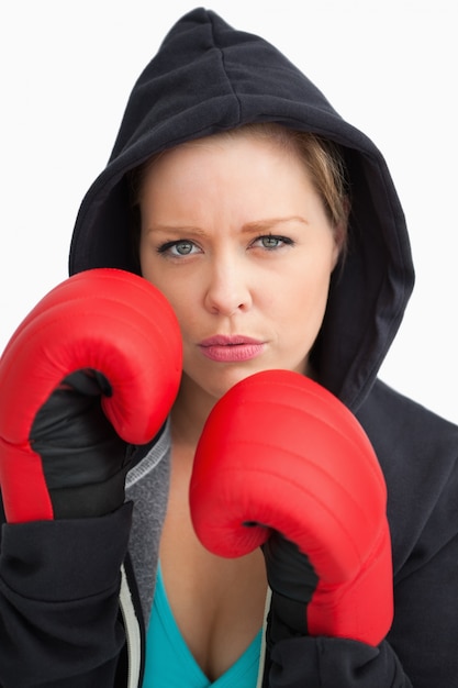 Frau, die ihre Boxhandschuhe zeigt