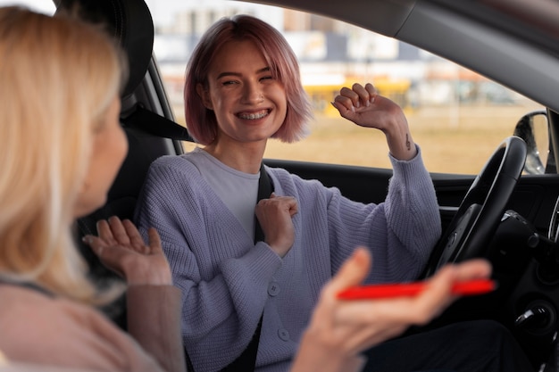 Foto frau, die ihre führerscheinprüfung im fahrzeug ablegt