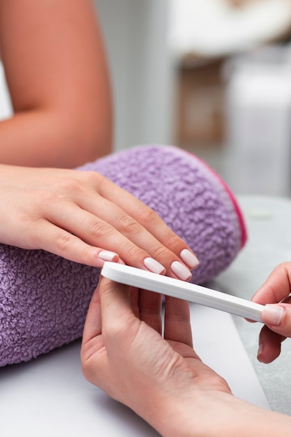 Foto frau, die ihre maniküre im salon machen lässt