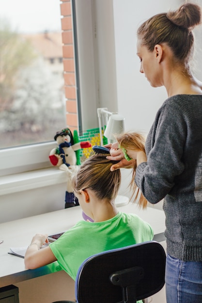 Foto frau, die ihre tochter putzt