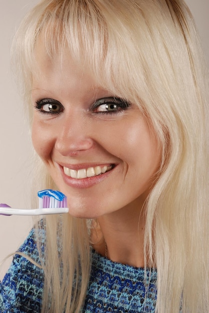 Foto frau, die ihre zähne putzt