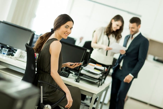 Frau, die im Büro arbeitet