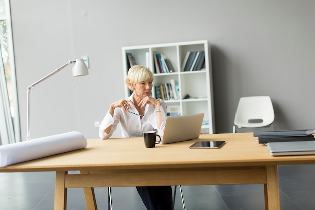 Frau, die im Büro arbeitet