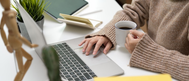 Frau, die im Büro arbeitet