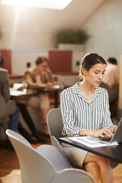 Frau, die im Cafe arbeitet