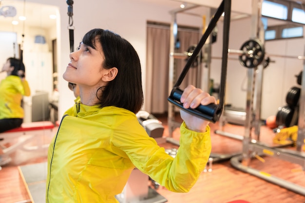 Frau, die im Fitnessstudio trainiert