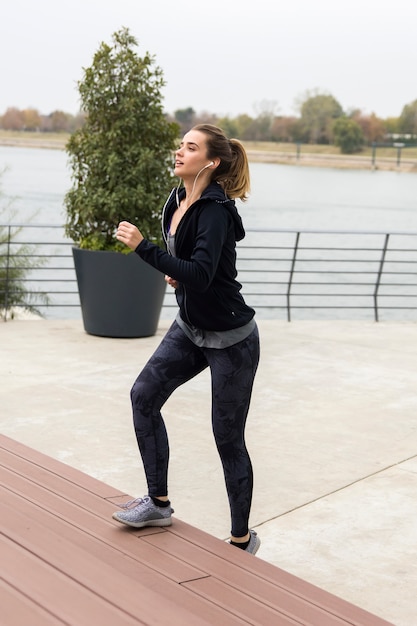 Frau, die im Freien Sportkleidung trägt