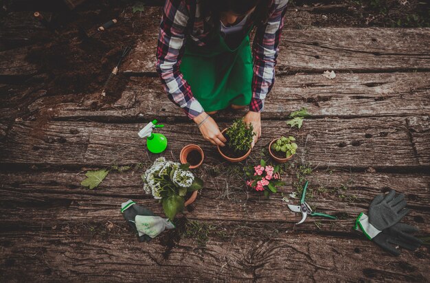 Frau, die im Garten arbeitet