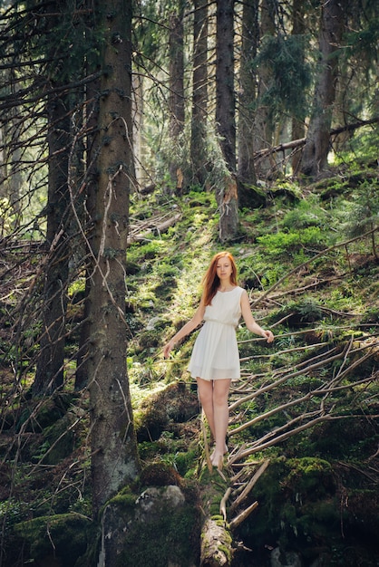 Frau, die im geheimnisvollen Wald geht