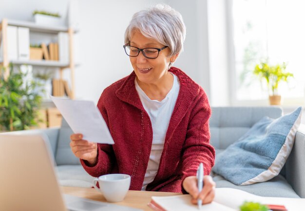 Frau, die im Homeoffice arbeitet