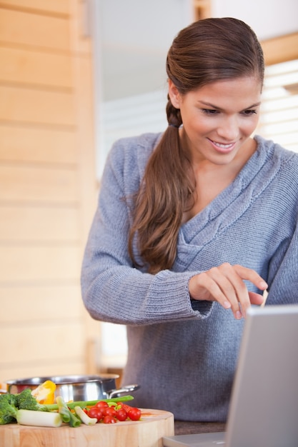 Frau, die im Internet ein Rezept oben schaut