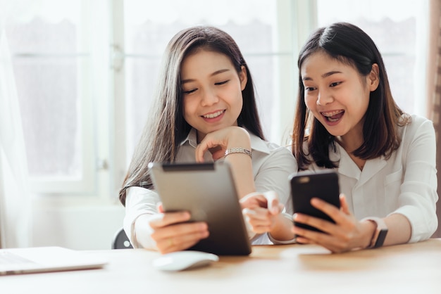 Frau, die im Internet Lebensstil Smartphone und Tablette verwendet. Konzept der Zukunft und Trend i