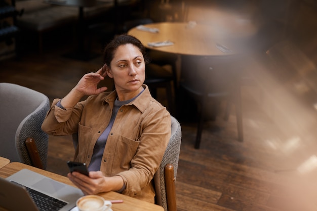 Frau, die im Kaffeehaus arbeitet