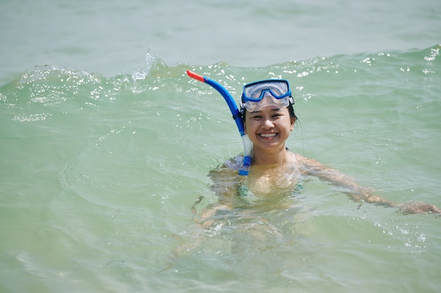 Frau, die im Meer schnorchelt