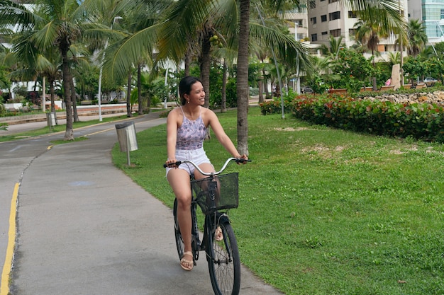 Frau, die im Park Fahrrad fährt