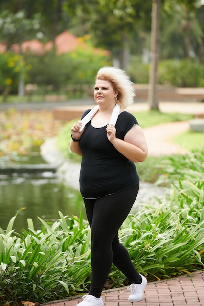 Frau, die im Park rüttelt