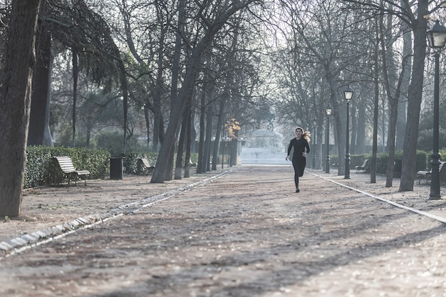 Frau, die im Retiro-Park in Madrid läuft. Sport