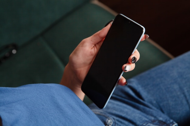 Frau, die im Sitzen am Telefon arbeitet