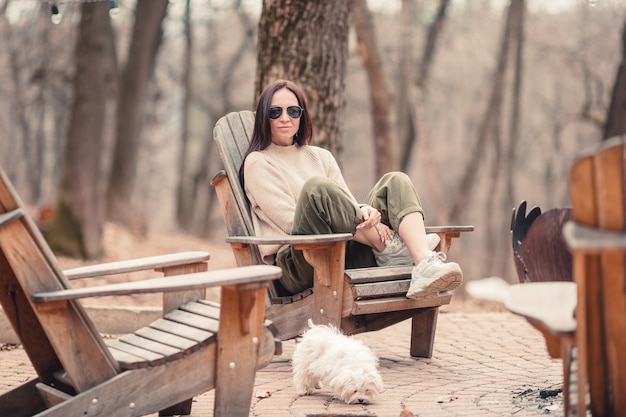 Frau, die im Wald am Wochenende sich entspannt