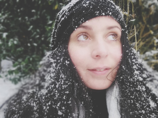 Foto frau, die im winter wegschaut