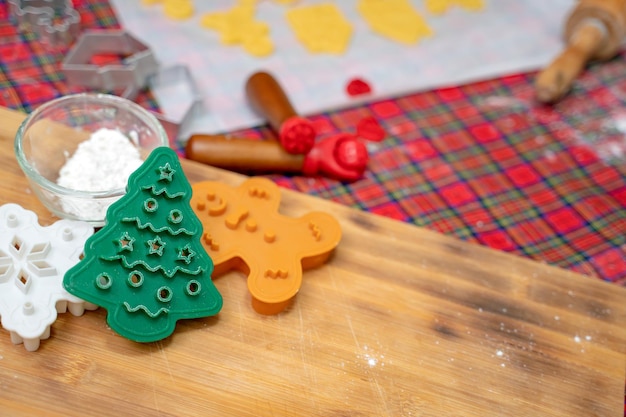 Frau, die im Winterurlaub zu Hause Lebkuchen kocht. Hausgemachter Weihnachtskeks für Weihnachten und ein glückliches neues Jahr.