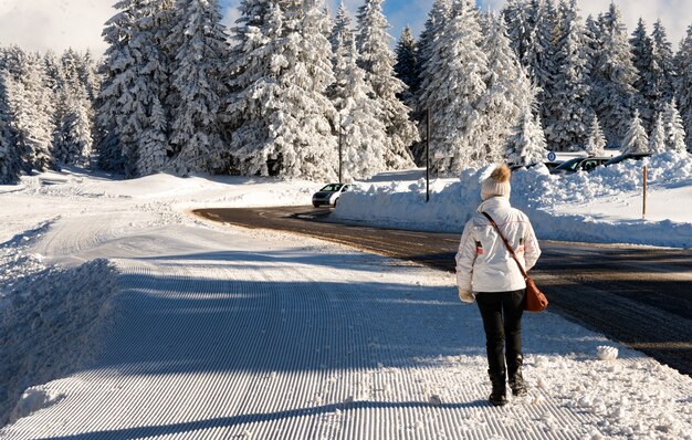 Frau, die in den Schnee im Winter geht